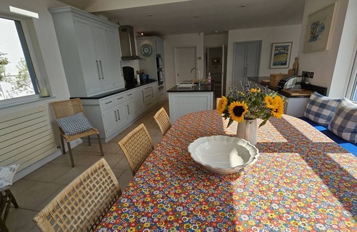 St. Mawes Cabaña | Fiddlers Green - a holiday home that sleeps 12 guests in 5 bedrooms
