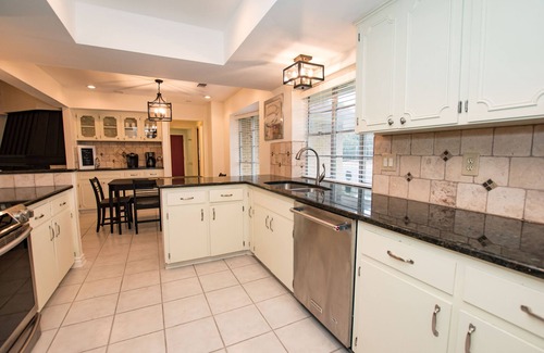 Whispering Oaks Casa | **Fiesta Tx, Riverwalk, Pearl|5 Bdrm-3 Kings|Golf,Ping-Pong|4 TVs|Hi-Spd WIFI**