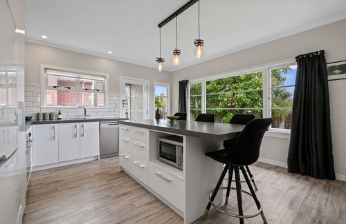 Springfield Casa | FIGTREE BUNGALOW – ROTORUA HOLIDAY HOME, pet friendly in Rotorua