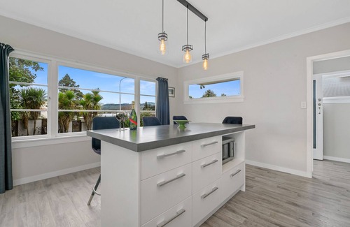 Springfield Casa | FIGTREE BUNGALOW – ROTORUA HOLIDAY HOME, pet friendly in Rotorua