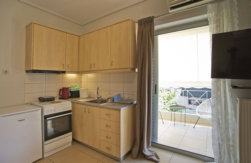 Chaidari Apartamento | Filoxenia Modern Apt with Balcony near Athens Ctr