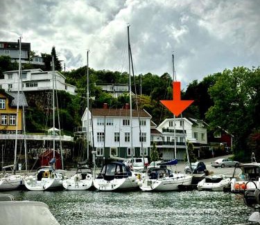 Arendal Apartamento | Fin leilighet, sentralt og sjønært,med parkering