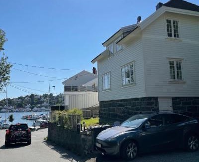 Arendal Apartamento | Fin leilighet, sentralt og sjønært,med parkering
