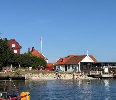 Arendal Apartamento | Fin leilighet, sentralt og sjønært,med parkering
