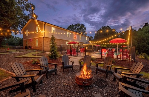 Barium Springs Casa | "Final Frontier"- Pool, Hot Tub, Pickleball, Basketball, Pond, Arcade, Putt Putt