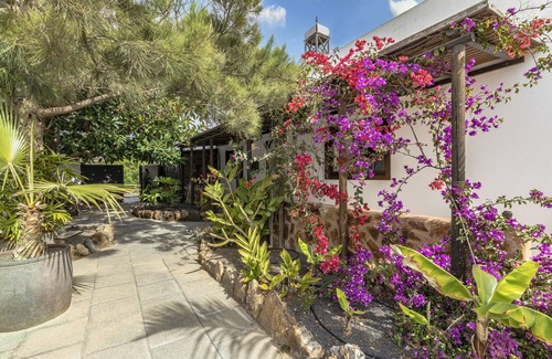 Guatiza Villa | Finca Botanico Garden Villa - Alojamiento rural con estilo, jardín privado maduro