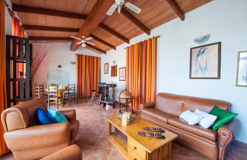 Alaro Villa | Finca CA'N LLUC en Alaró con vista a la montaña, piscina privada y tenis de mesa. Agencia Villaonline - WiFi Gratis