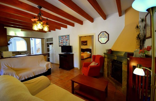 Llubi Casa | Finca S'estable is a cozy family vacation home with a swimming pool.