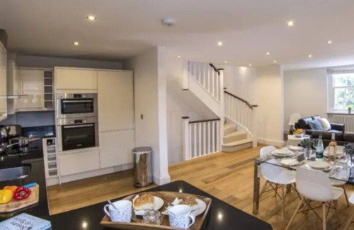 Finchley Church End Apartamento | Finchley Central - Luxury 2-3 bed triplex apartment