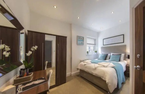Finchley Church End Apartamento | Finchley Central - Luxury 2-3 bed triplex apartment