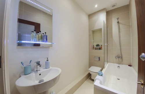 Finchley Church End Apartamento | Finchley central - Spacious 2-3 bedroom triplex apartment