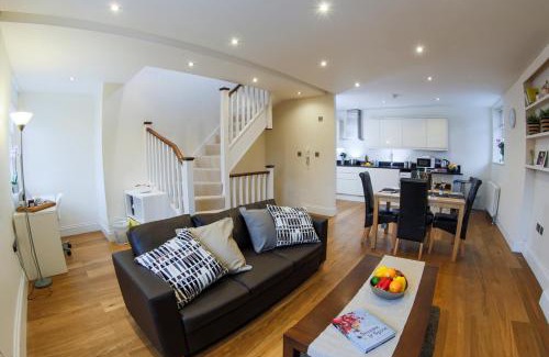 Finchley Church End Apartamento | Finchley Central Spacious 3 bed triplex loft style apartment