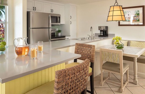 Truman Annex Complejo | 𝐅𝐢𝐧𝐝𝐢𝐧𝐠𝐌𝐞𝐢𝐥𝐢 Near Duval Street, Waterfront Sunset Harbor Resort. 2BR