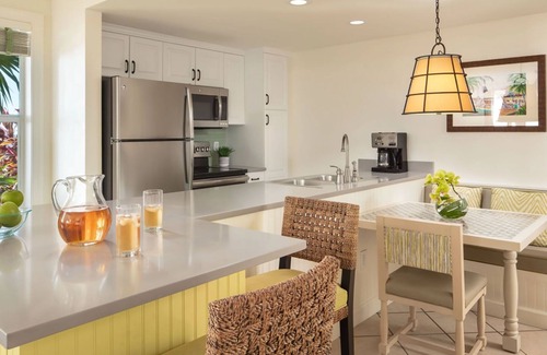 Truman Annex Complejo | 𝐅𝐢𝐧𝐝𝐢𝐧𝐠𝐌𝐞𝐢𝐥𝐢 Near Duval Street, Waterfront Sunset Harbor Resort. 2BR