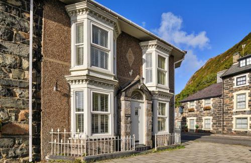 Tremadog Casa | Finest Retreats - Awelon - Large Cottage to sleep 10 with Hot Tub