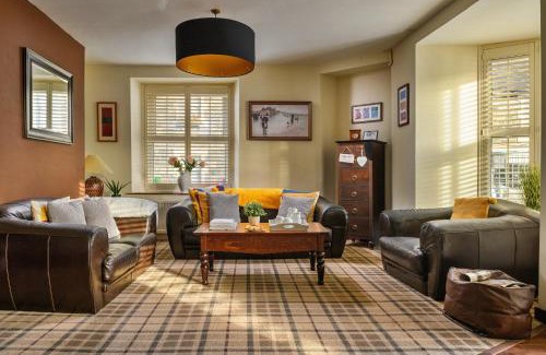 Tremadog Casa | Finest Retreats - Awelon - Large Cottage to sleep 10 with Hot Tub