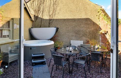 Tremadog Casa | Finest Retreats - Awelon - Large Cottage to sleep 10 with Hot Tub