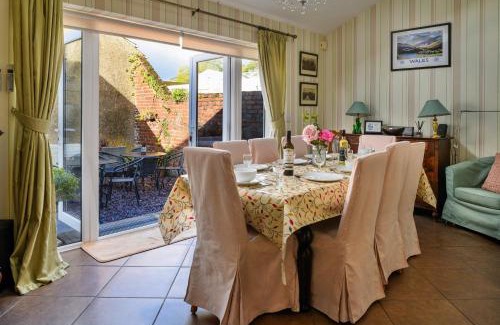 Tremadog Casa | Finest Retreats - Awelon - Large Cottage to sleep 10 with Hot Tub