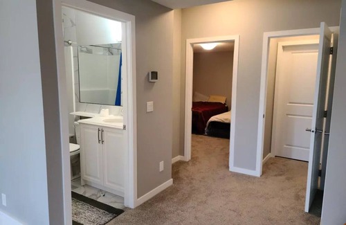 Cranston Apartamento | Finished walkout Basement, big backyard; close to the river & walking trail
