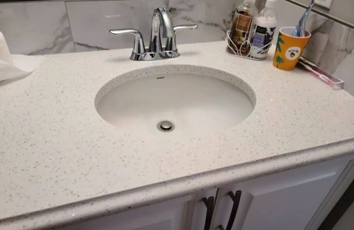 Cranston Apartamento | Finished walkout Basement, big backyard; close to the river & walking trail
