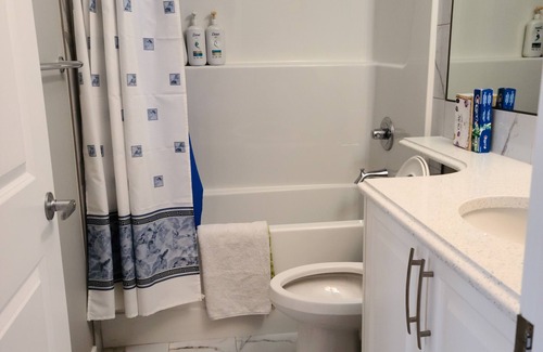 Cranston Apartamento | Finished walkout Basement, big backyard; close to the river & walking trail