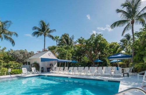 Truman Annex Cabaña | Finn Key by Avantstay w/ Covered Patio & Shared Pool! Week Long Stays Only