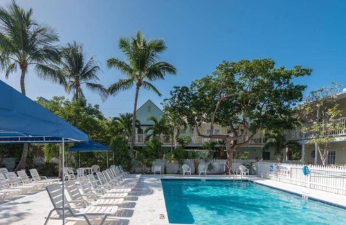 Truman Annex Cabaña | Finn Key by Avantstay w/ Covered Patio & Shared Pool! Week Long Stays Only
