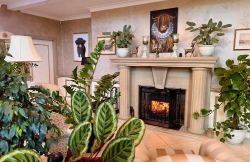 Glasgow Casa | FINN VILLAGE Loch Lomond Villa - THE BLACK ROOM with Private Jacuzzi-Style Bath