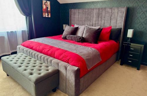 Glasgow Casa | FINN VILLAGE Loch Lomond Villa - THE BLACK ROOM with Private Jacuzzi-Style Bath