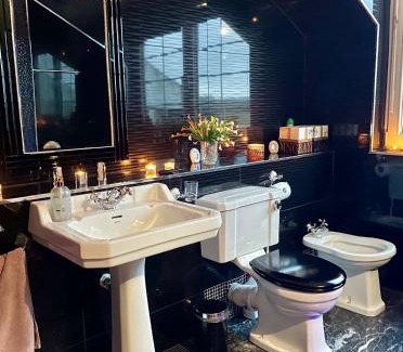 Glasgow Casa | FINN VILLAGE Loch Lomond Villa - THE BLACK ROOM with Private Jacuzzi-Style Bath