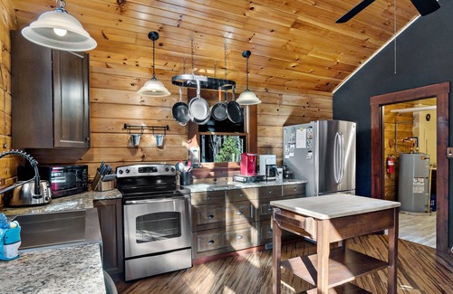 Vein Mountain Cabina | Fiona's Forest Haven by Carolina Properties
