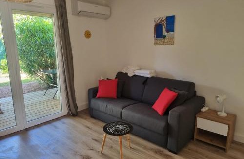 Lecci Apartamento | Fiori Di Cala Rossa Très beau studio, 2 adultes 1 enfant moins de 3 ans, au sein d'une résidence hôtelière avec piscine et plage Cala Rossa à 600m