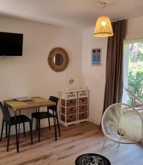Lecci Apartamento | Fiori Di Cala Rossa Très beau studio, 2 adultes 1 enfant moins de 3 ans, au sein d'une résidence hôtelière avec piscine et plage Cala Rossa à 600m