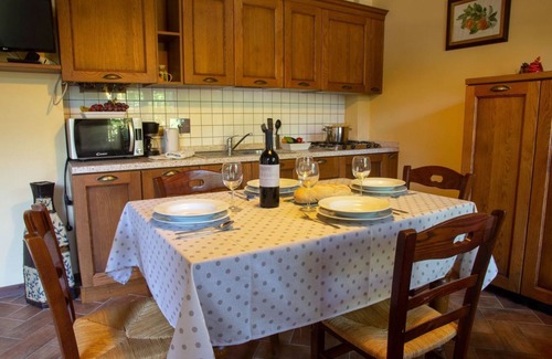 Gambassi Terme Apartamento | Apartamento en planta baja de unos 60 metros cuadrados. Duerme 6 dos dormitorios, baño con ducha.