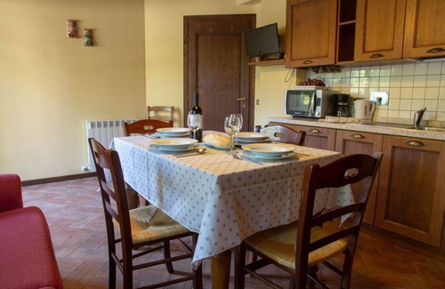 Gambassi Terme Apartamento | Apartamento en planta baja de unos 60 metros cuadrados. Duerme 6 dos dormitorios, baño con ducha.