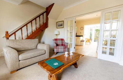 Penrhyn Bay Casa | FIR TREE COTTAGE - Cosy 3 Bed Cottage in Penrhyn Bay with Beautiful Sea Views and Access to Snowdonia