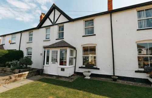 Penrhyn Bay Casa | FIR TREE COTTAGE - Cosy 3 Bed Cottage in Penrhyn Bay with Beautiful Sea Views and Access to Snowdonia