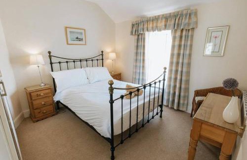 Penrhyn Bay Casa | FIR TREE COTTAGE - Cosy 3 Bed Cottage in Penrhyn Bay with Beautiful Sea Views and Access to Snowdonia