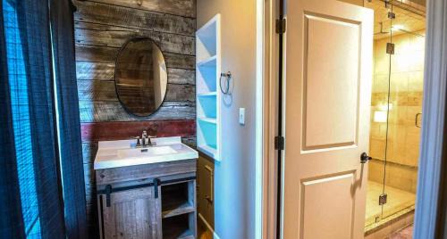 Nashville Hotel | Fire And Rainfall Rooms