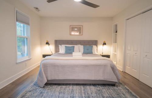 North Raleigh Casa | Fire pit - 6 Min to North Hills - Screened Porch