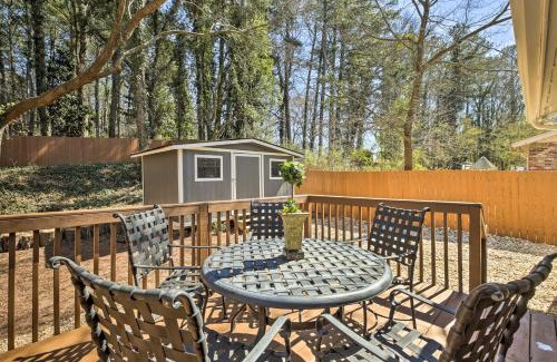 Collier Heights Casa | Fire Pit and Deck Atlanta Home about 8 Mi to Dwtn!