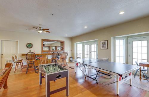 Marshall Casa | Fire Pit and Game Room Marshall Getaway with Views!