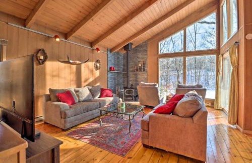 East Stroudsburg Casa | Fire Pit and Grill Lakefront Poconos Cottage!
