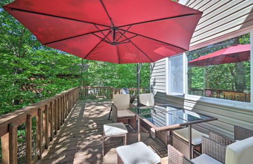 East Stroudsburg Casa | Fire Pit and Grill Lakefront Poconos Cottage!