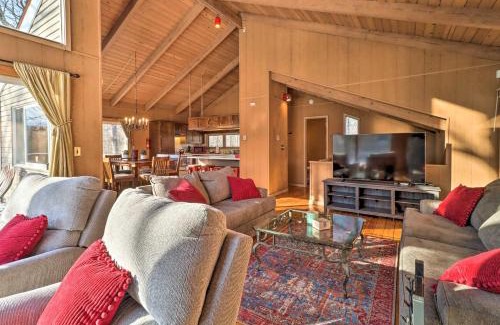 East Stroudsburg Casa | Fire Pit and Grill Lakefront Poconos Cottage!