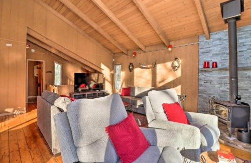 East Stroudsburg Casa | Fire Pit and Grill Lakefront Poconos Cottage!
