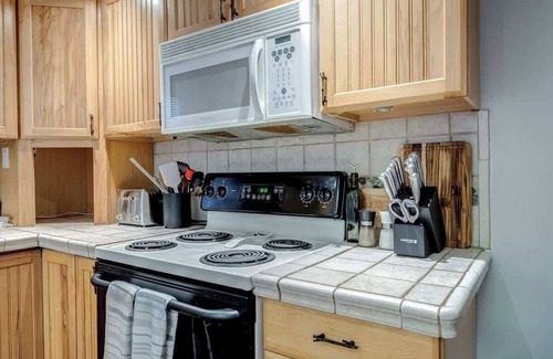 The Woods Cabina | Fire Pit, Arcade Games, Deck, Grill & Pool Access