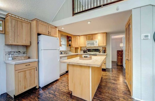 The Woods Cabina | Fire Pit, Arcade Games, Deck, Grill & Pool Access