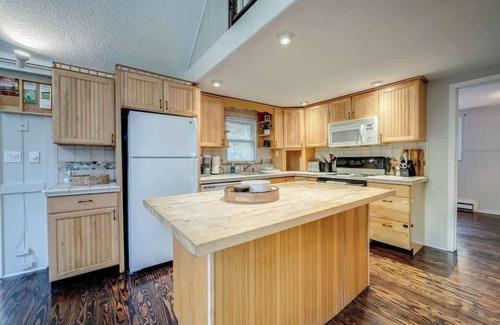 The Woods Cabina | Fire Pit, Arcade Games, Deck, Grill & Pool Access