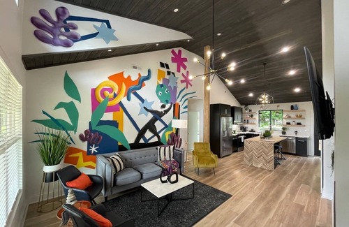 Cramerton Casa | fire pit+corn hole+bikes+kayaks+gym+golf pass | Art inspired retreat